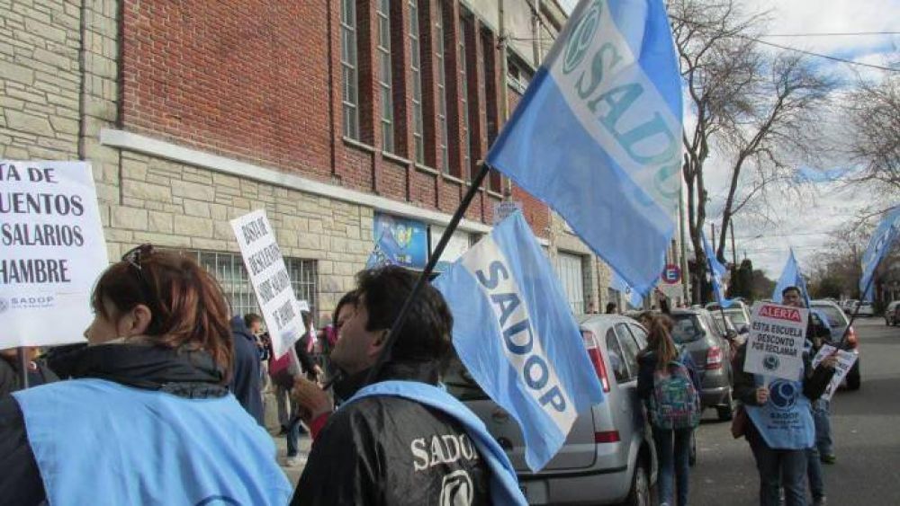 SADOP reclam frente a escuelas que presionan a los docentes con descuentos
