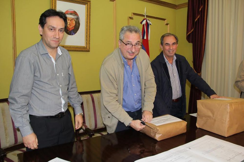 Passalacqua presidi� el acto licitatorio de las obras para el acceso a Colonia Guaraypo
