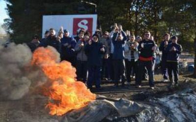 Tornquist: Trabajadores bloquean una papelera por el despido de un compa�ero