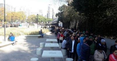 Miles de j�venes hacen fila por una oportunidad laboral pero les ofrecen trabajar gratis