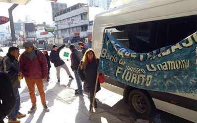 Protesta de vecinos frente a Edesur por falta de luz en Fiorito