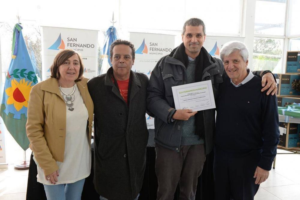 Luis Andreotti entreg� mobiliarios y equipamiento a escuelas provinciales