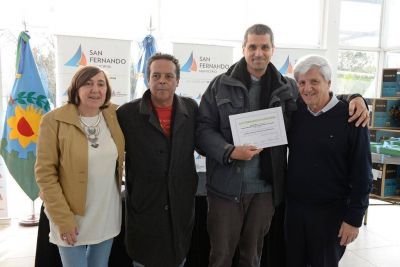 Luis Andreotti entreg� mobiliarios y equipamiento a escuelas provinciales