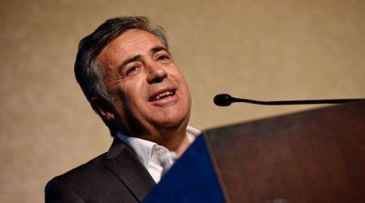 La misteriosa llamada a Cornejo en el cierre del Foro Valos