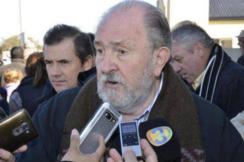 El gobernador de La Pampa estuvo en Catril� y fue interrogado sobre reuni�n en torno al R�o Quinto