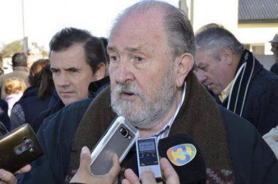 El gobernador de La Pampa estuvo en Catril� y fue interrogado sobre reuni�n en torno al R�o Quinto