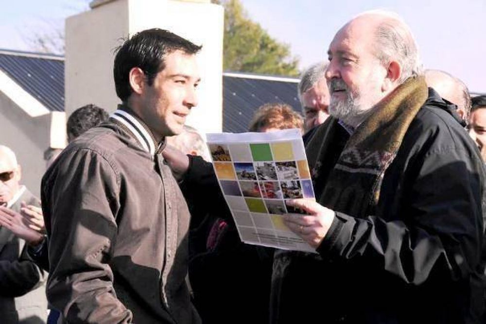 Verna entreg� viviendas y cr�ditos en Catril�