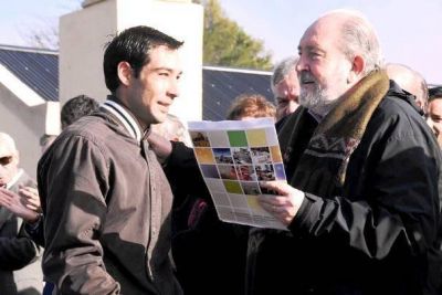 Verna entreg� viviendas y cr�ditos en Catril�