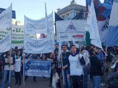 Docentes universitarios exigen una nueva convocatoria a paritarias 