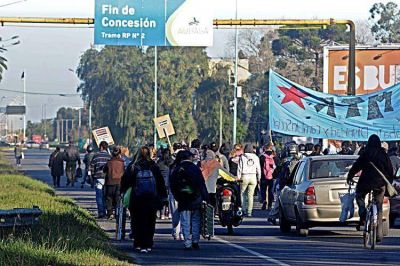 Movimientos sociales realizaron un corte total en la autov�a 2