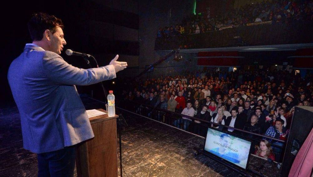 Sin plantear candidaturas, Atanasof pidi� que lo acompa�en y llam� a la unidad