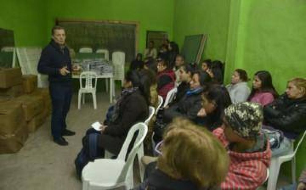 Gray entreg� m�s de 300 kits de �tiles a alumnos del Plan FINES