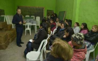 Gray entreg� m�s de 300 kits de �tiles a alumnos del Plan FINES
