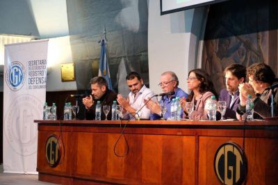 Vuoto abri el acto organizado por la FAM y la CGT en la sede obrera de la calle Azopardo