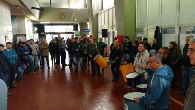 El Suoem vuelven a protestar al hall central de la Municipalidad de C�rdoba