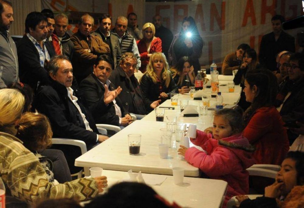 Despu�s de la palmadita de CFK, Scioli se meti� en los pagos de Massa