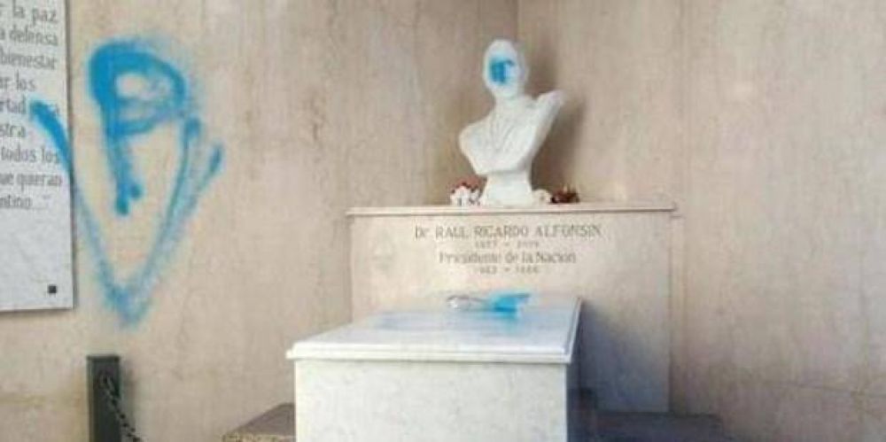 Macri, Vidal y CFK repudiaron la vandalizacin al mausoleo del ex presidente Alfonsn