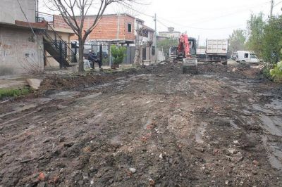 Construyen nuevos asfaltos para mejorar la infraestructura barrial