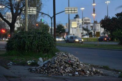 Los basurales con escombros, una postal que se expande en la Ciudad