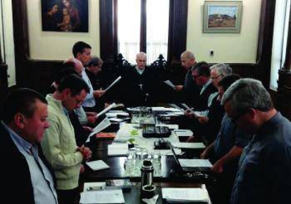 Mons. Puiggari design� nuevos cargos en la arquidi�cesis de Paran�