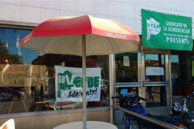 Contin�a la toma de la f�brica de helados Vito