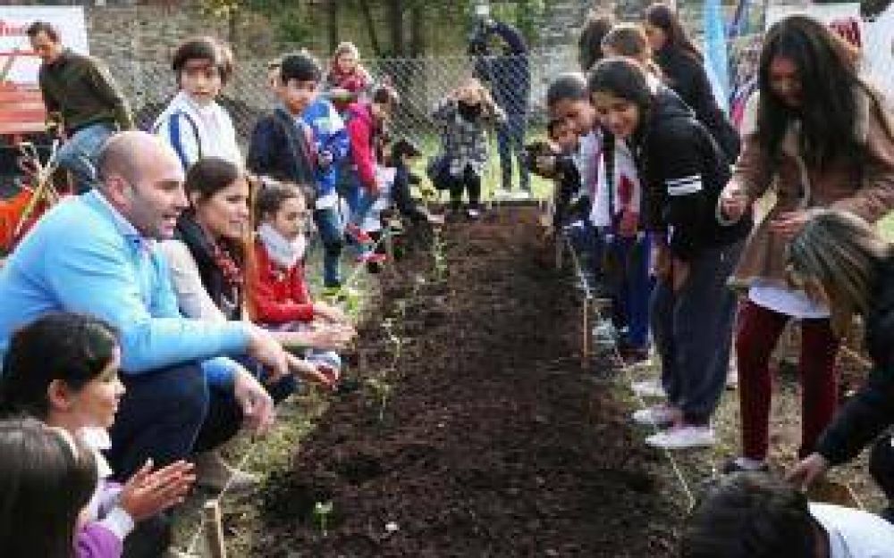 Quilmes: Intendente Molina inaugur� la primera huerta educativa demostrativa