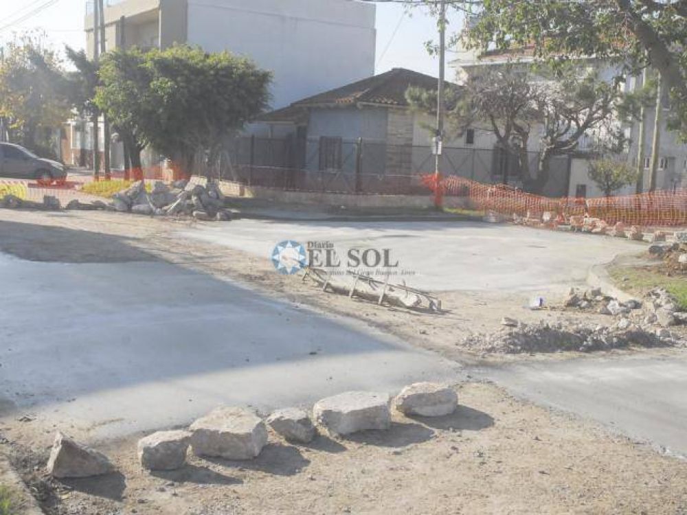 Contin�an las tareas de bacheo en varios sectores de Ezpeleta