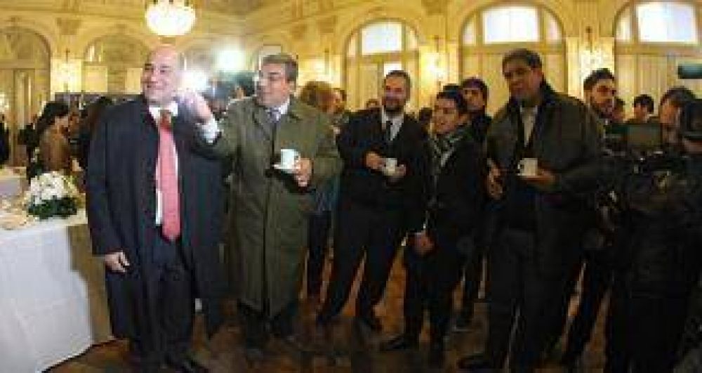Manzur:�Valoramos mucho lo que hacen los periodistas de Tucum�n�