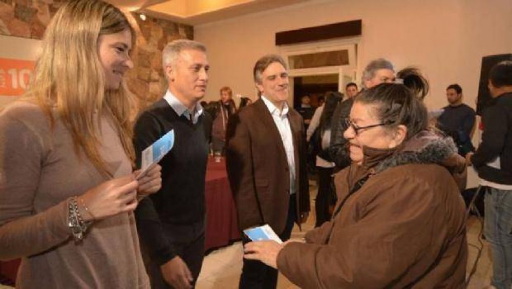 Provincia entreg� fondos del Vida Digna a las familias de Carlos Paz