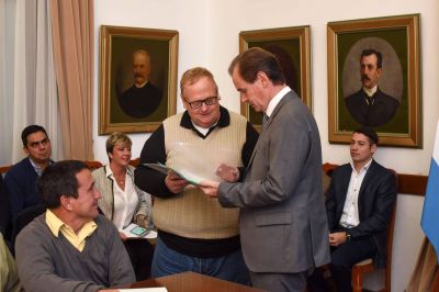 El Gobernador entreg� aportes a juntas de gobierno 