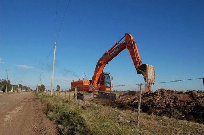 Canal para desviar el agua que entra a la ciudad