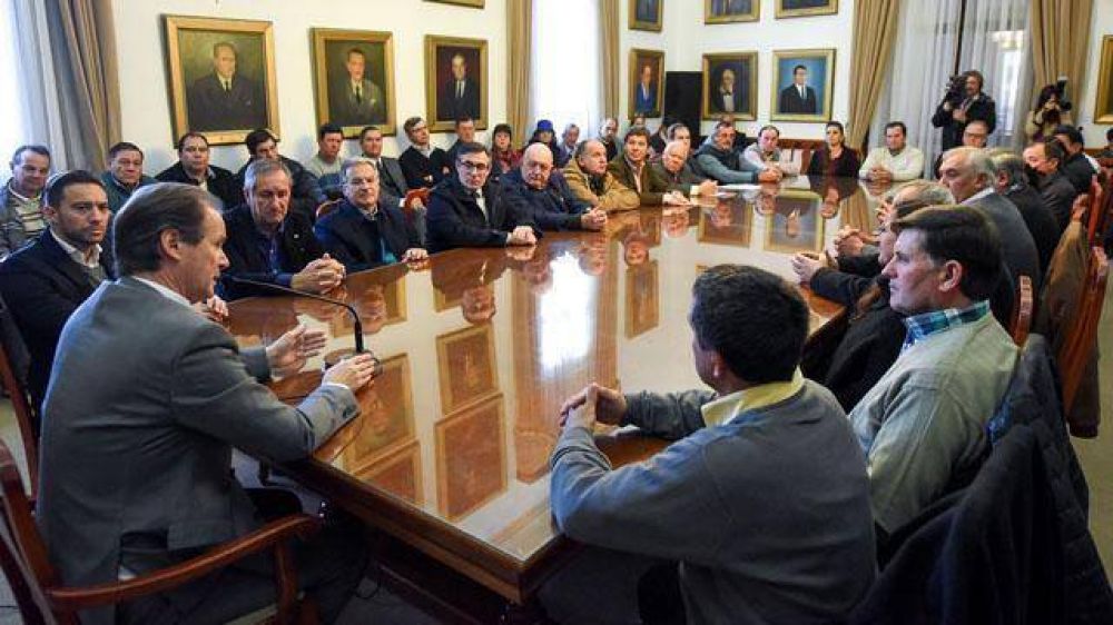 Bordet hace notar a Cambiemos que reparte con equidad
