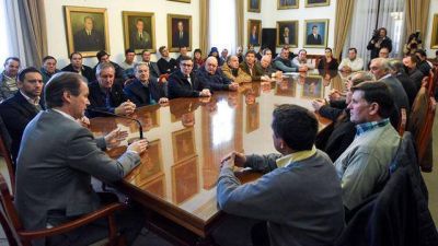 Bordet hace notar a Cambiemos que reparte con equidad