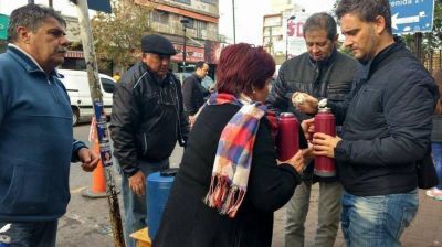 Hay caf�, hay t�: termo en mano, concejales K recorren bancos y charlan con jubilados