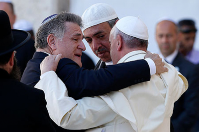 Emotiva evocaci�n de un abrazo invita a construir un mundo mejor