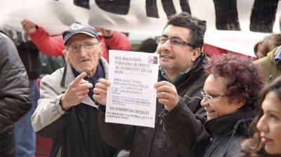 Medio centenar de usuarios protestaron por el 
