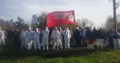 Tras un a�o de promesas incumplidas, trabajadores de Cresta Roja escracharon a Vidal
