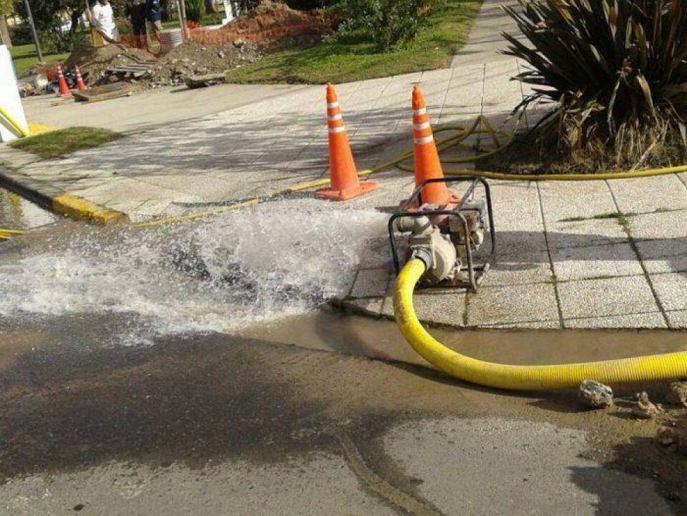Procuran reparar ca�o roto en Azcu�naga y Bol�var