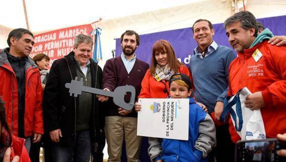 Dura y firme se�al de Guti�rrez en acto por viviendas