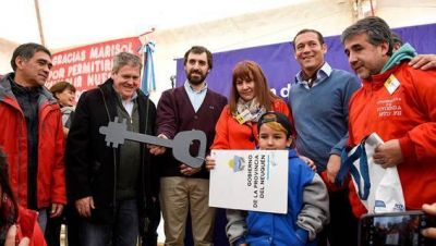 Dura y firme se�al de Guti�rrez en acto por viviendas