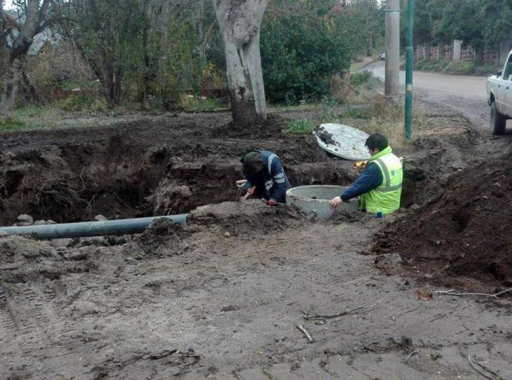 Personal municipal trabaja en mejorar el drenaje de calles y redes de agua
