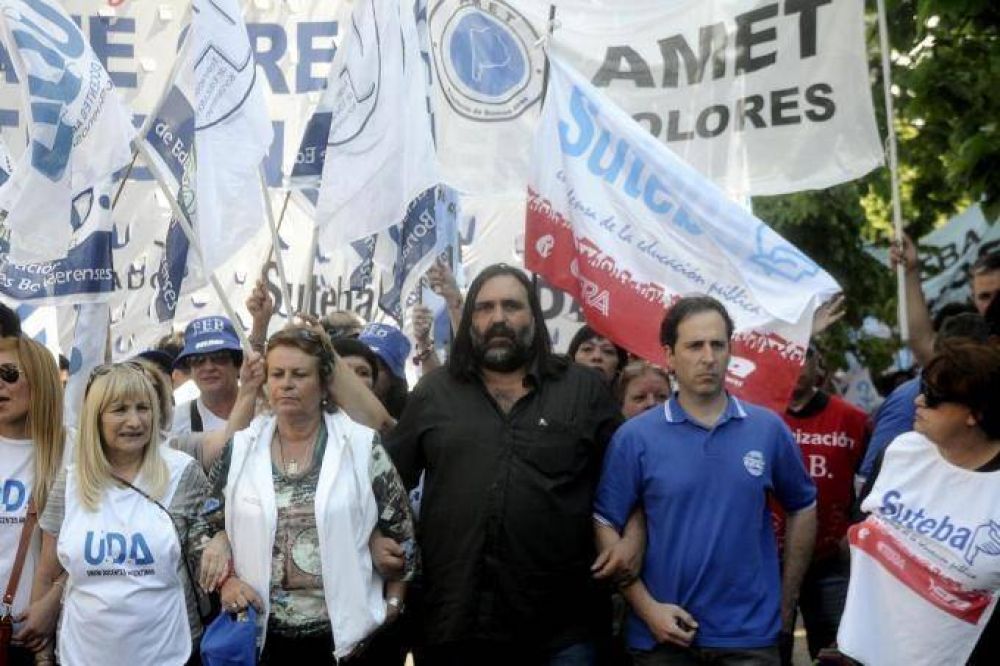 Docentes amenazan al gobierno con un paro si no da marcha atr�s con los descuentos realizados