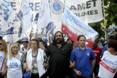 Docentes amenazan al gobierno con un paro si no da marcha atr�s con los descuentos realizados