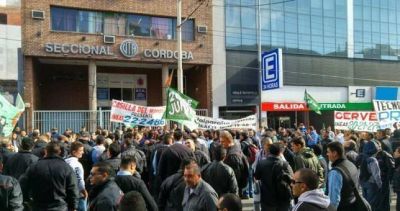 El gobierno cordob�s saca la Gendarmer�a a la calle para romper la huelga de choferes