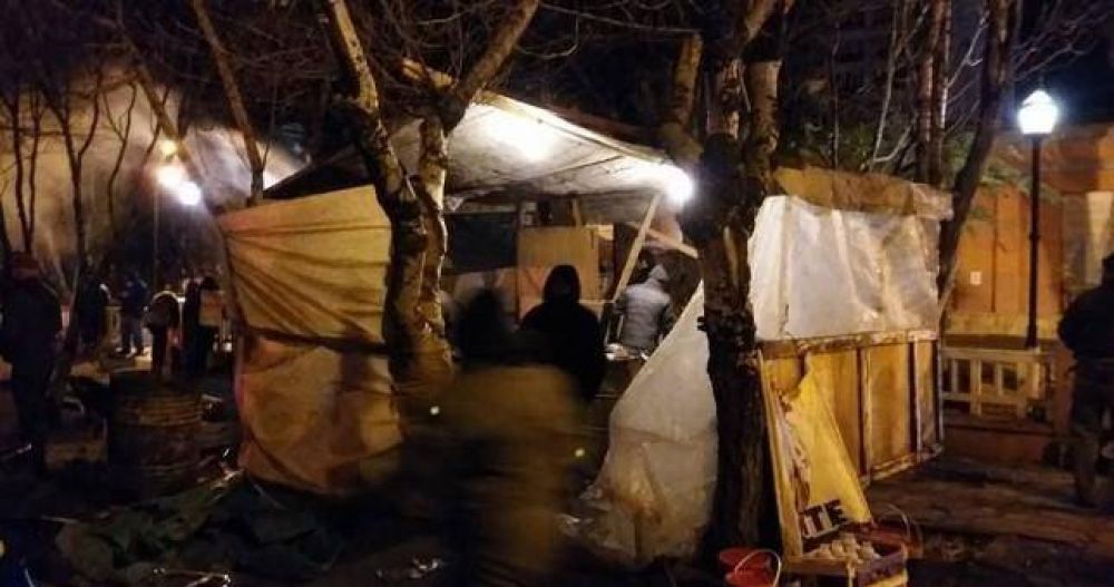Docentes santacruce�os acampan frente a la casa de Gobierno