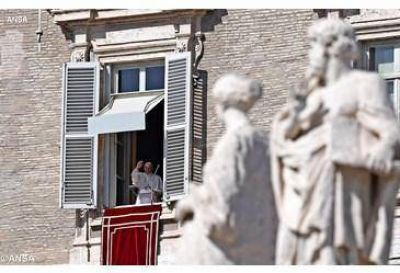 Entremos siempre m�s en la comuni�n trinitaria, para dar testimonio del amor salv�fico de Cristo, el Papa en el �ngelus