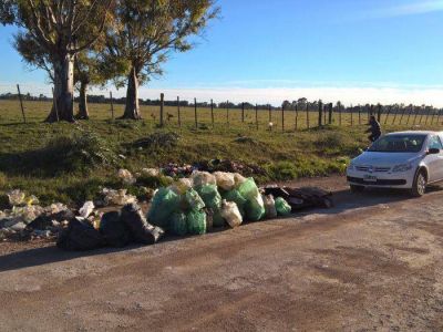 Limpiaron residuos arrojados ilegalmente frente al Golf Club