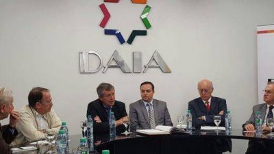 Emilio Monz� visit� la DAIA: �He venido en honor a las 85 victimas y para que nunca mas vuelva a ocurrir�