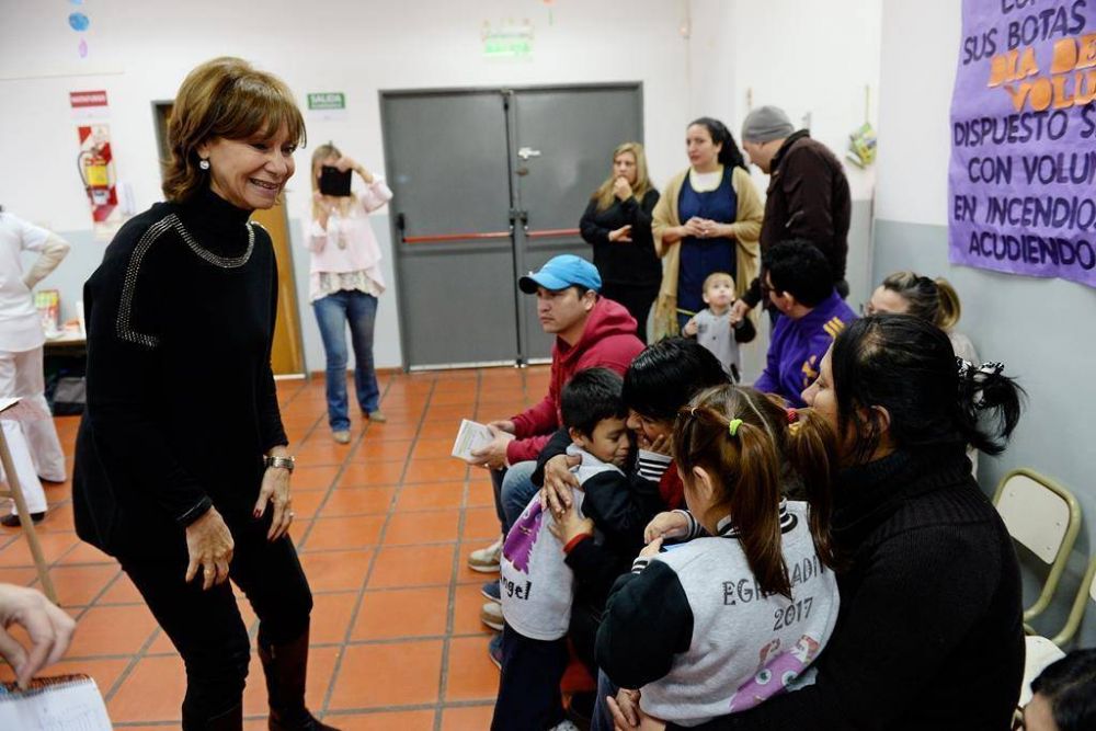 San Fernando entreg� Libretas Odontol�gicas a familias de la UDI Virgen de Luj�n