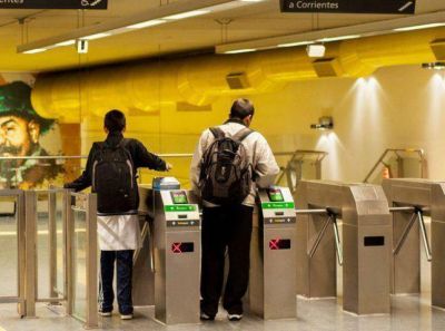 Subte: abren los molinetes porque la empresa se niega a discutir la paritaria
